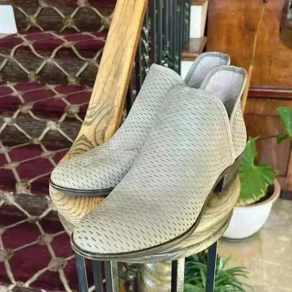 Lucky Brand Cutout Bootie slip on style 8.5. Excellent condition. Tan. - Picture 11 of 11